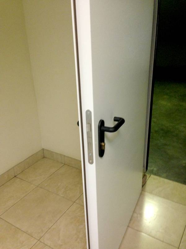 Белая огнестойкая дверь