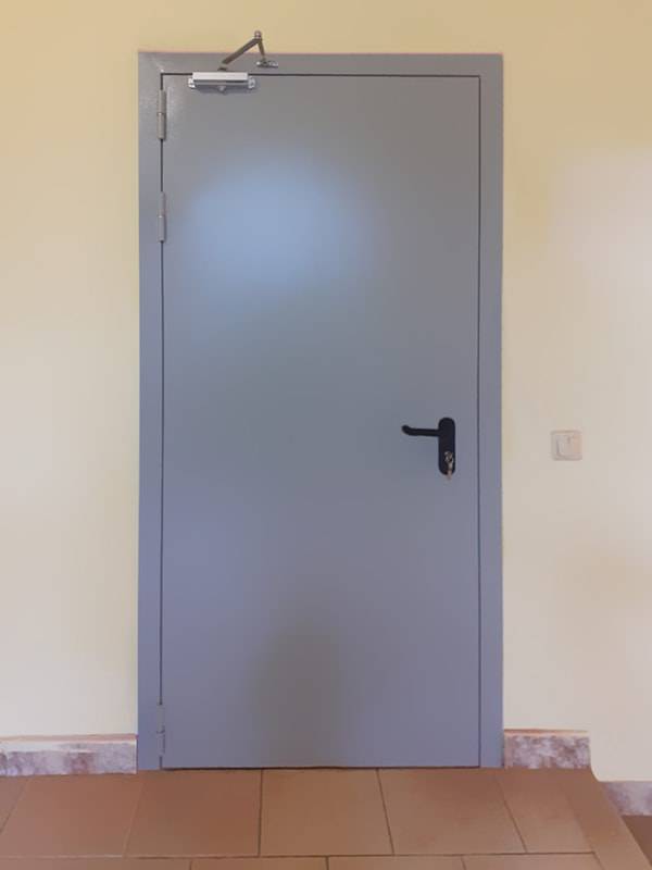 Огнестойкая дверь, фото снаружи (склад НИИ)