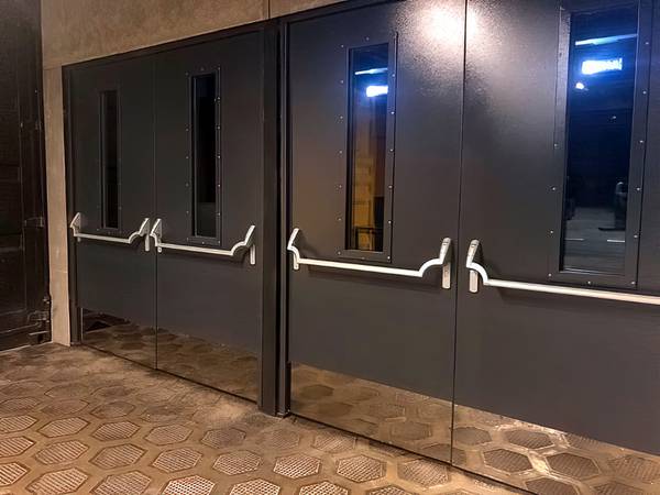 Остекленные двери (спортивный центр «Пионер 2.0», ул. Дубининская)