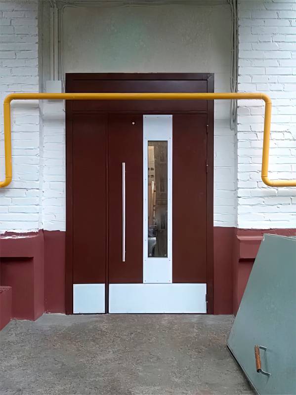 Подъездная дверь, наружная сторона