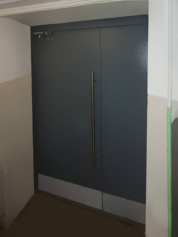 Подъездная дверь с внутренней стороны