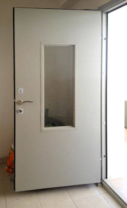 Установленная техническая дверь