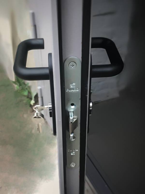 Замок в дверце ворот